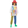 Barbie Mora con Cappello Maglietta con Stampa Pantaloni a Scacchi e Stivaletto