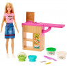 Mattel Barbie Noodle Playset con Bambola, Cucina e Accessori